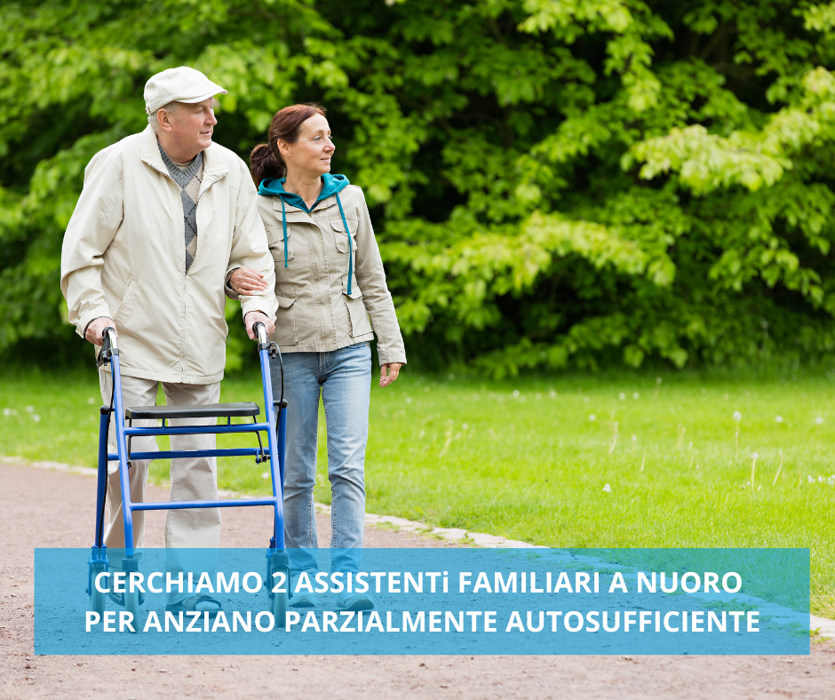 Immagine di un assistente familiare che accompagna una persona anziana a fare una passeggiata in n parco