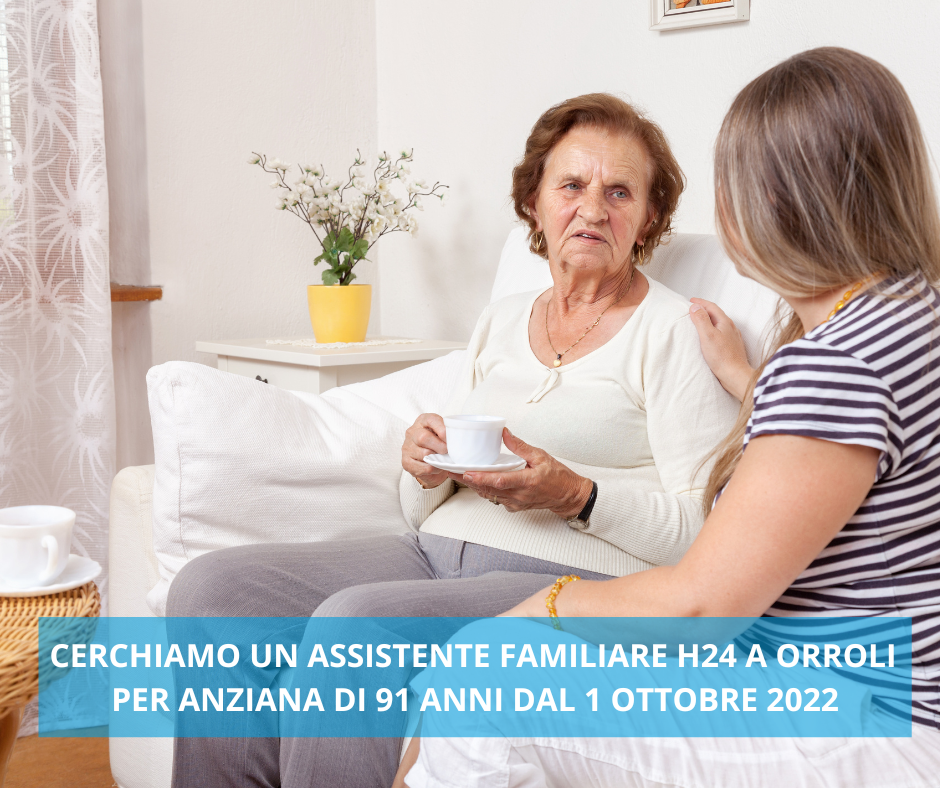 Immagine di un'assistente familiare che conversa sul divano con una persona anziana