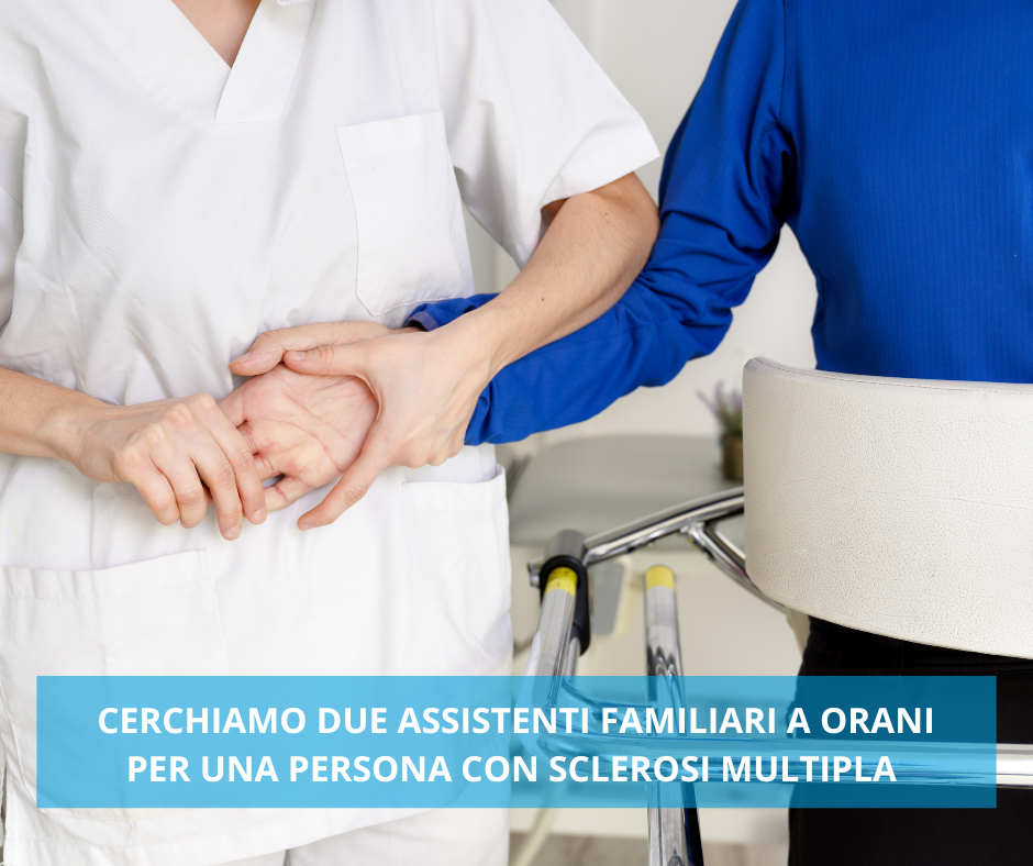 Immagine di un'assistente familiare che tiene la mano ad un anziano fragile