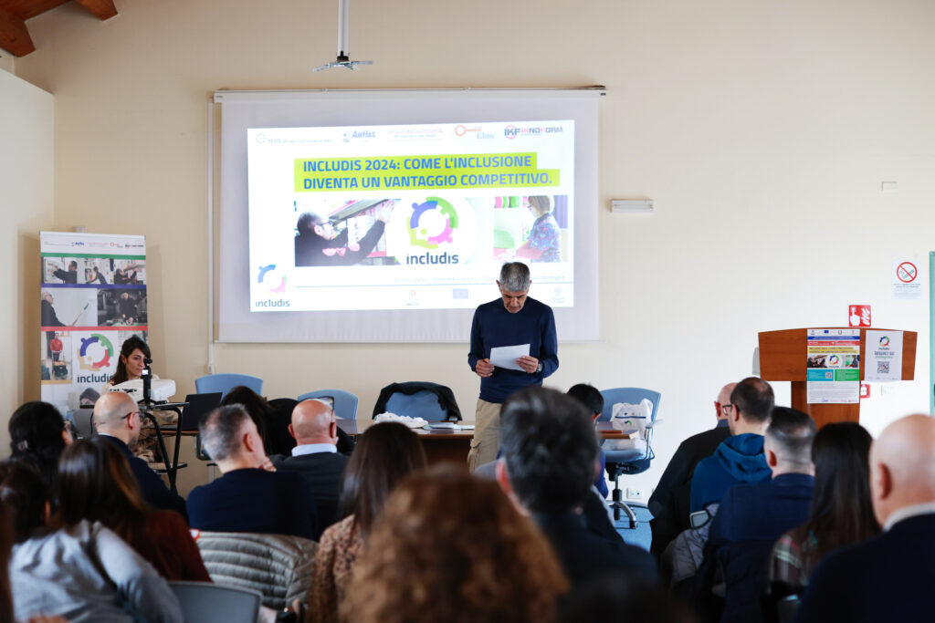 Evento di lancio del Progetto Includis. Platea e oratori durante l'evento